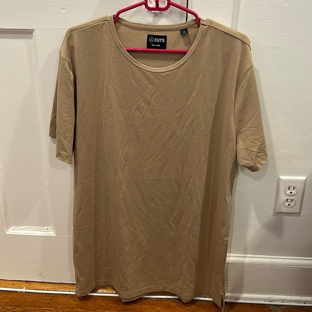 Cuts split hem t-shirt. XXL tan